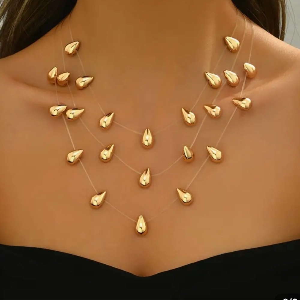 Elegant Gold Teardrop Necklace